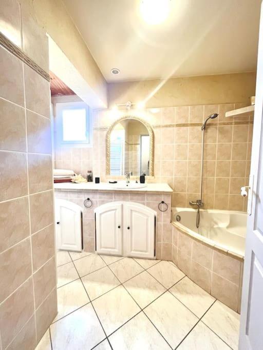 Appartement Proche Aeroport Marseille Marignane - Studio Confortable - Logement Ideal - Hebergement Tout Equipe 로냑 외부 사진